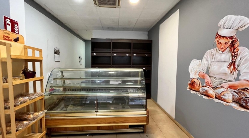 Local Muy Comercial Acondicionado Actualmente Como Panadería En Zona Ayuntamiento