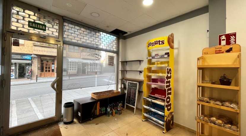 Local Muy Comercial Acondicionado Actualmente Como Panadería En Zona Ayuntamiento