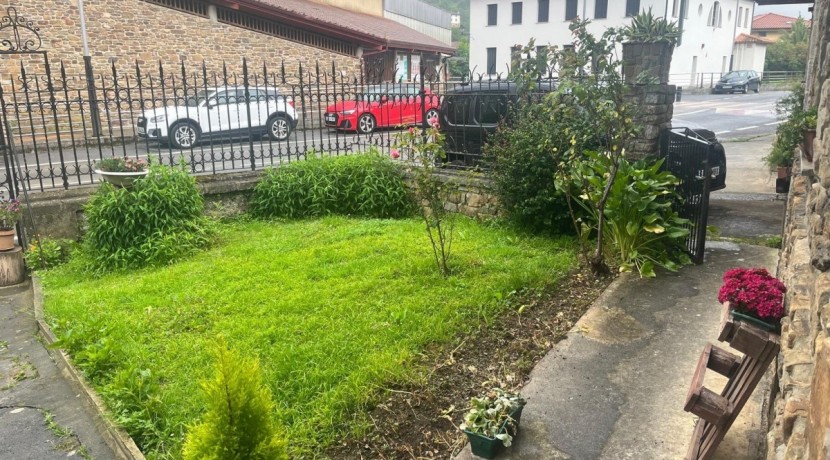 ¡OPORTUNIDAD! Adosado De Piedra Para Decorar A Tu Gusto Con Terreno y Tejado Reformado en Zeberio