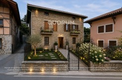 ¡OPORTUNIDAD! Vivienda Bifamiliar De Piedra Para Decorar A Tu Gusto Con Terreno y Tejado Reformado en Zeberio