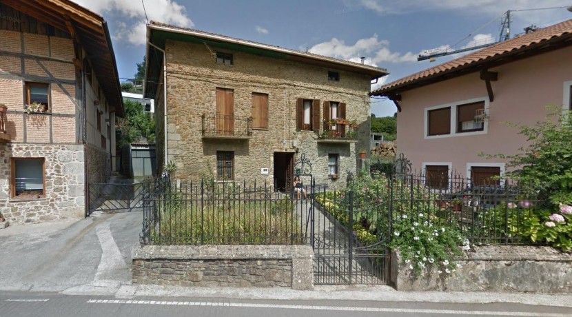 ¡OPORTUNIDAD! Vivienda Bifamiliar De Piedra Para Decorar A Tu Gusto Con Terreno y Tejado Reformado en Zeberio