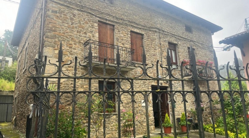 ¡OPORTUNIDAD! Vivienda Bifamiliar De Piedra Para Decorar A Tu Gusto Con Terreno y Tejado Reformado en Zeberio