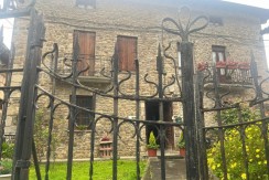 ¡OPORTUNIDAD! Vivienda Bifamiliar De Piedra Para Decorar A Tu Gusto Con Terreno y Tejado Reformado en Zeberio