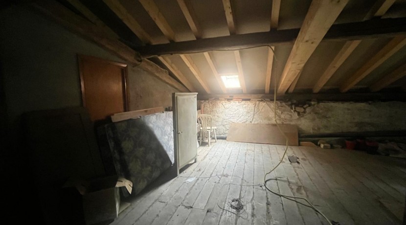 ¡OPORTUNIDAD! Vivienda Bifamiliar De Piedra Para Decorar A Tu Gusto Con Terreno y Tejado Reformado en Zeberio