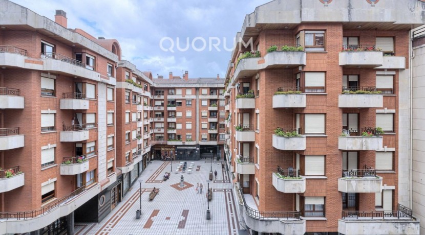 PISAZO De 5 Dormitorios y 2 Baños Con Ascensor Cota Cero y Balcón En Pleno Centro de Basauri