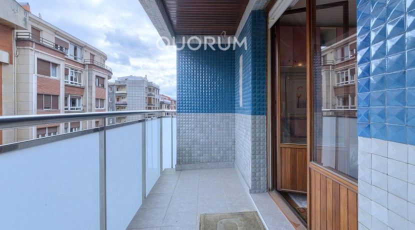 PISAZO De 5 Dormitorios y 2 Baños Con Ascensor Cota Cero y Balcón En Pleno Centro de Basauri