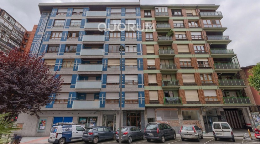 PISAZO De 5 Dormitorios y 2 Baños Con Ascensor Cota Cero y Balcón En Pleno Centro de Basauri