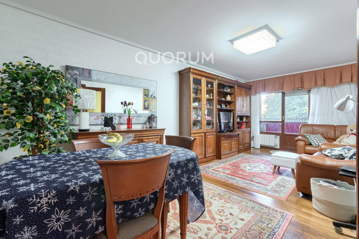 Piso Amplio Totalmente Exterior De 3 Dormitorios y 2 Baños Con Ascensor Cota 0, Garaje y Trastero Incluidos en Aperribai