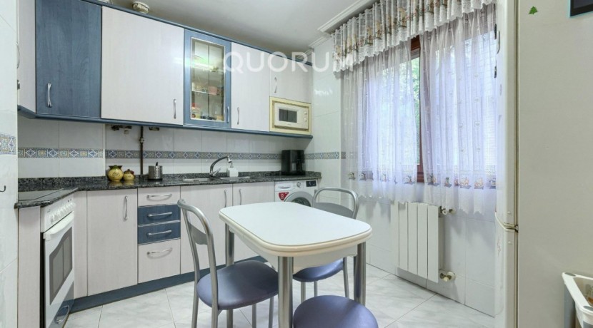 Piso Amplio Totalmente Exterior De 3 Dormitorios y 2 Baños Con Ascensor Cota 0, Garaje y Trastero Incluidos en Aperribai