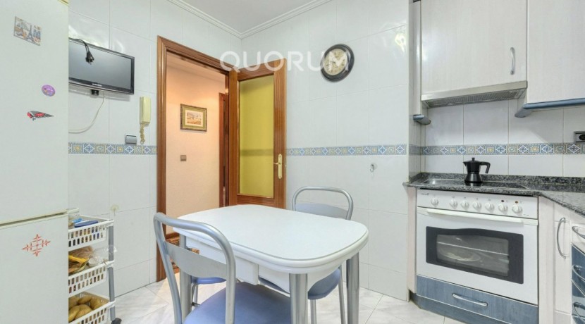 Piso Amplio Totalmente Exterior De 3 Dormitorios y 2 Baños Con Ascensor Cota 0, Garaje y Trastero Incluidos en Aperribai