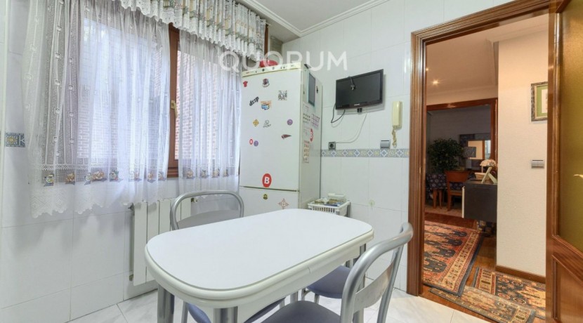 Piso Amplio Totalmente Exterior De 3 Dormitorios y 2 Baños Con Ascensor Cota 0, Garaje y Trastero Incluidos en Aperribai