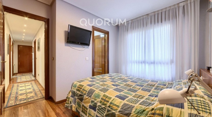 Piso Amplio Totalmente Exterior De 3 Dormitorios y 2 Baños Con Ascensor Cota 0, Garaje y Trastero Incluidos en Aperribai