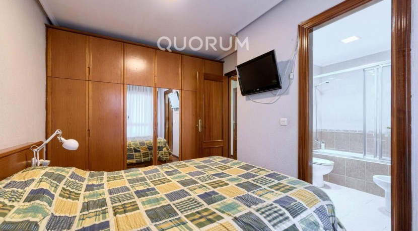 Piso Amplio Totalmente Exterior De 3 Dormitorios y 2 Baños Con Ascensor Cota 0, Garaje y Trastero Incluidos en Aperribai