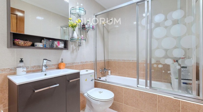 Piso Amplio Totalmente Exterior De 3 Dormitorios y 2 Baños Con Ascensor Cota 0, Garaje y Trastero Incluidos en Aperribai