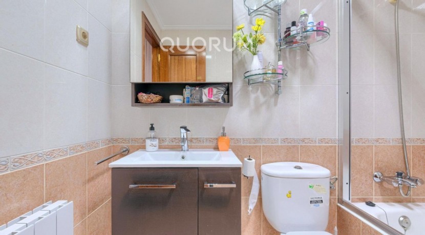 Piso Amplio Totalmente Exterior De 3 Dormitorios y 2 Baños Con Ascensor Cota 0, Garaje y Trastero Incluidos en Aperribai