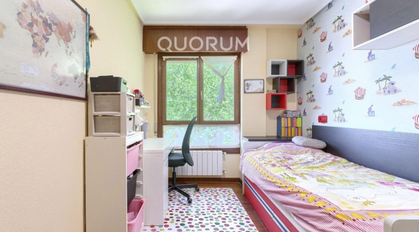 Piso Amplio Totalmente Exterior De 3 Dormitorios y 2 Baños Con Ascensor Cota 0, Garaje y Trastero Incluidos en Aperribai