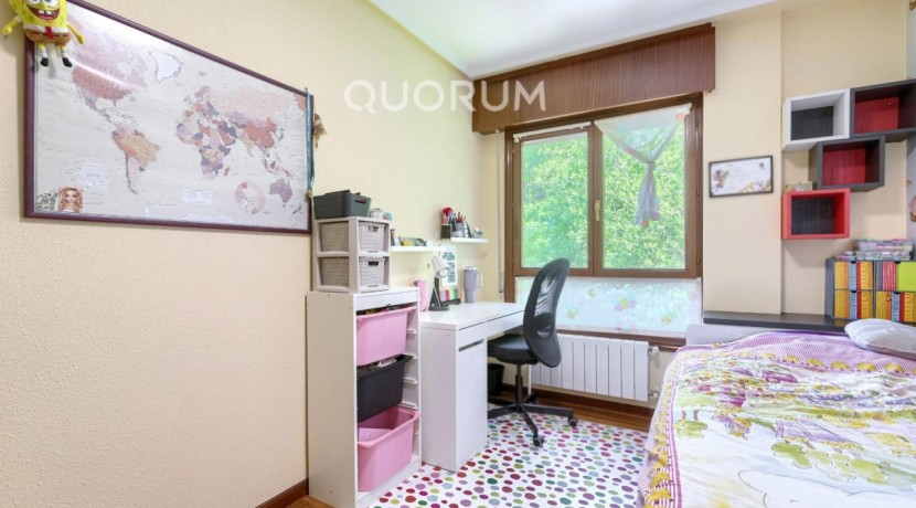 Piso Amplio Totalmente Exterior De 3 Dormitorios y 2 Baños Con Ascensor Cota 0, Garaje y Trastero Incluidos en Aperribai