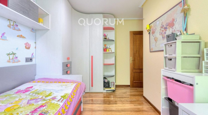 Piso Amplio Totalmente Exterior De 3 Dormitorios y 2 Baños Con Ascensor Cota 0, Garaje y Trastero Incluidos en Aperribai