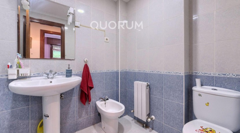 Piso Amplio Totalmente Exterior De 3 Dormitorios y 2 Baños Con Ascensor Cota 0, Garaje y Trastero Incluidos en Aperribai