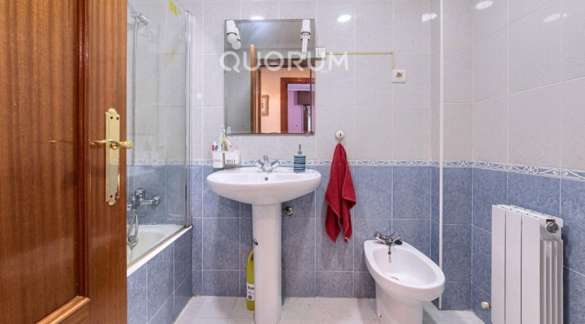 Piso Amplio Totalmente Exterior De 3 Dormitorios y 2 Baños Con Ascensor Cota 0, Garaje y Trastero Incluidos en Aperribai