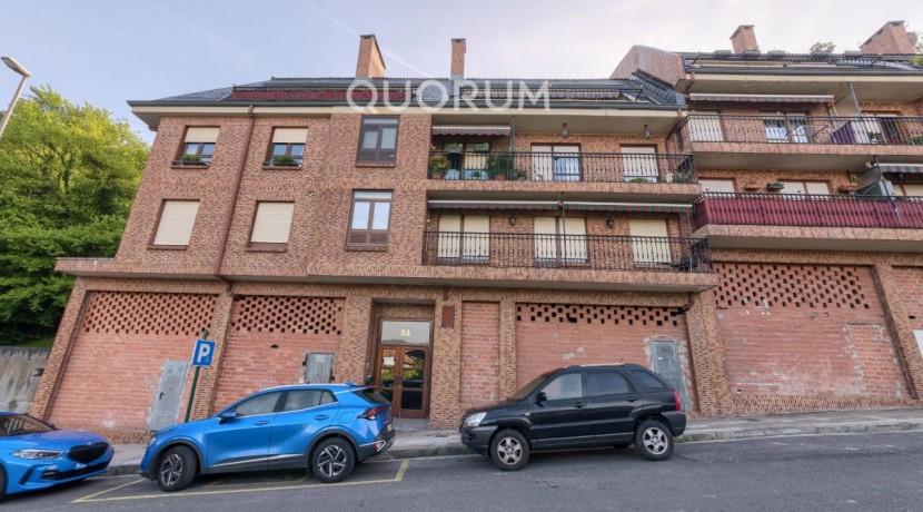 Piso Amplio Totalmente Exterior De 3 Dormitorios y 2 Baños Con Ascensor Cota 0, Garaje y Trastero Incluidos en Aperribai