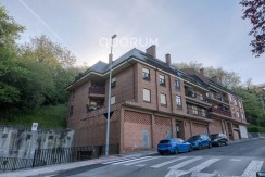 Piso Amplio Totalmente Exterior De 3 Dormitorios y 2 Baños Con Ascensor Cota 0, Garaje y Trastero Incluidos en Aperribai