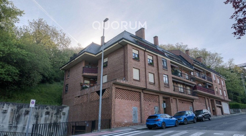 Piso Amplio Totalmente Exterior De 3 Dormitorios y 2 Baños Con Ascensor Cota 0, Garaje y Trastero Incluidos en Aperribai