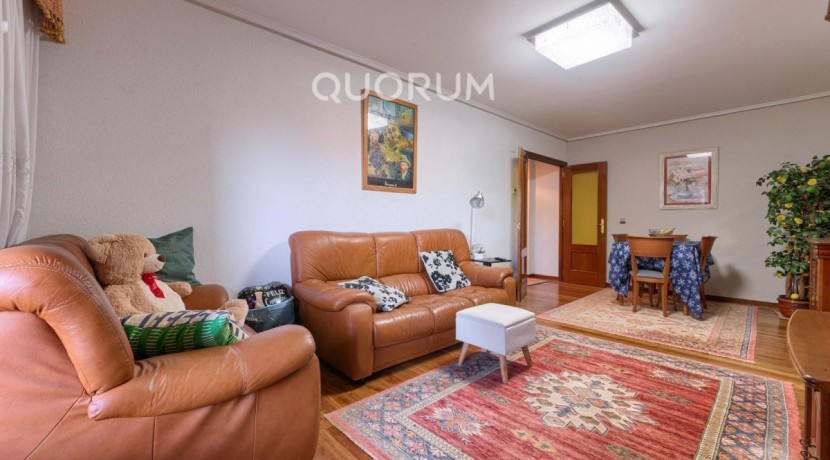 Piso Amplio Totalmente Exterior De 3 Dormitorios y 2 Baños Con Ascensor Cota 0, Garaje y Trastero Incluidos en Aperribai