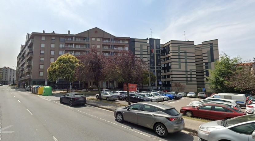 Piso Amplio y Luminoso De 3 Dorm. y 2 Baños Con Balcón Amplio, Ascensor y Parcela de Garaje y Trastero Incluidos En Zona Pozokoetxe