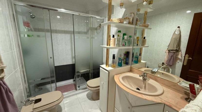 Piso Amplio y Luminoso De 3 Dorm. y 2 Baños Con Balcón Amplio, Ascensor y Parcela de Garaje y Trastero Incluidos En Zona Pozokoetxe