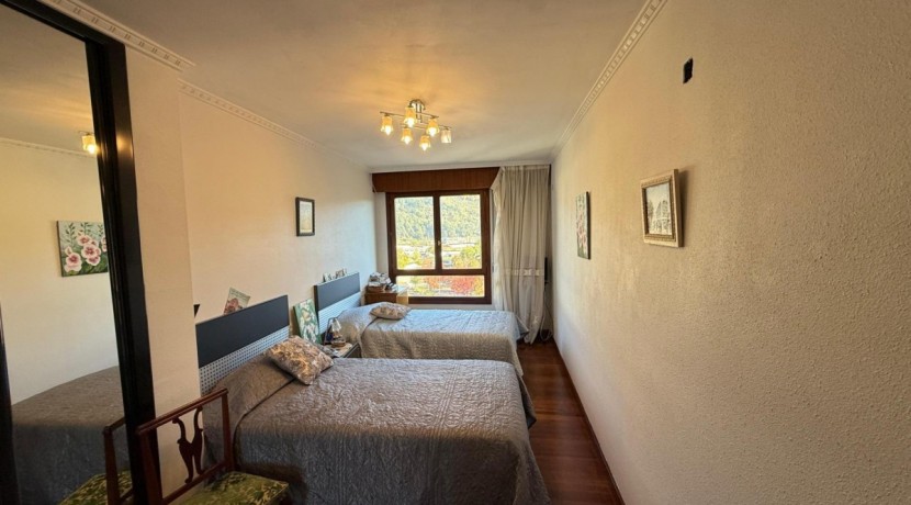Piso Amplio y Luminoso De 3 Dorm. y 2 Baños Con Balcón Amplio, Ascensor y Parcela de Garaje y Trastero Incluidos En Zona Pozokoetxe