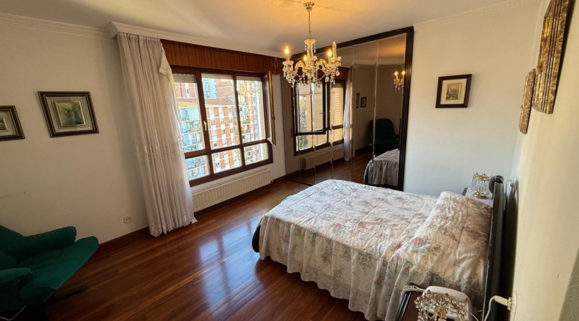 Piso Amplio y Luminoso De 3 Dorm. y 2 Baños Con Balcón Amplio, Ascensor y Parcela de Garaje y Trastero Incluidos En Zona Pozokoetxe