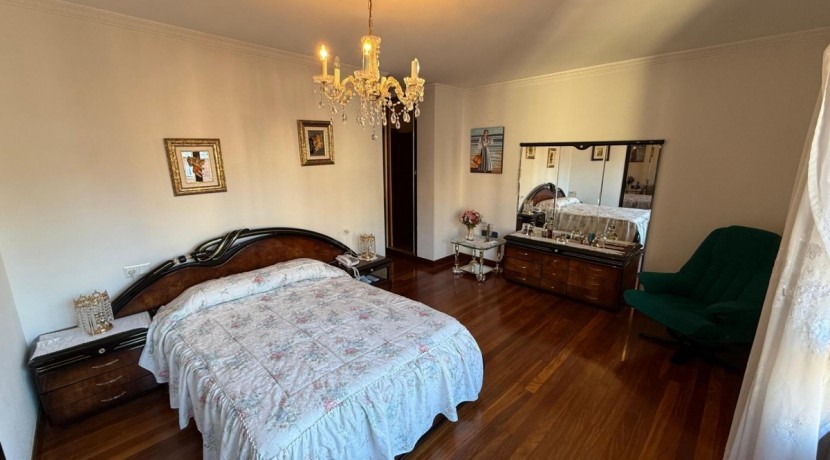 Piso Amplio y Luminoso De 3 Dorm. y 2 Baños Con Balcón Amplio, Ascensor y Parcela de Garaje y Trastero Incluidos En Zona Pozokoetxe