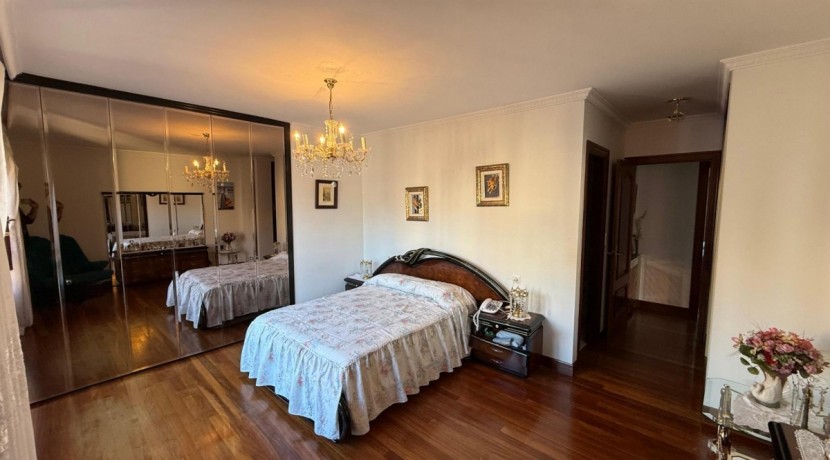 Piso Amplio y Luminoso De 3 Dorm. y 2 Baños Con Balcón Amplio, Ascensor y Parcela de Garaje y Trastero Incluidos En Zona Pozokoetxe