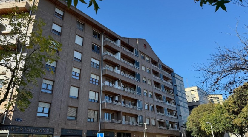 Piso Amplio y Luminoso De 3 Dorm. y 2 Baños Con Balcón Amplio, Ascensor y Parcela de Garaje y Trastero Incluidos En Zona Pozokoetxe