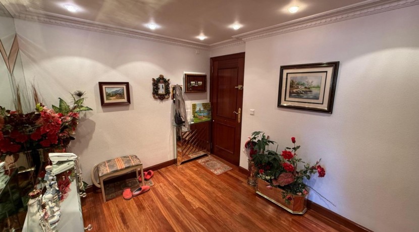 Piso Amplio y Luminoso De 3 Dorm. y 2 Baños Con Balcón Amplio, Ascensor y Parcela de Garaje y Trastero Incluidos En Zona Pozokoetxe