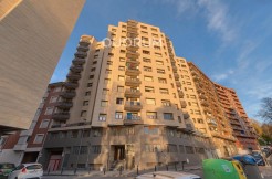 Piso Amplio y Luminoso De 3 Dorm. y 2 Baños Con Parcela de Garaje y Trastero Incluidos y Ascensor Cota 0 En Zona Ariz
