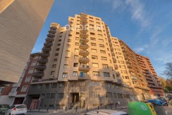 Piso Amplio y Luminoso De 3 Dorm. y 2 Baños Con Parcela de Garaje y Trastero Incluidos y Ascensor Cota 0 En Zona Ariz