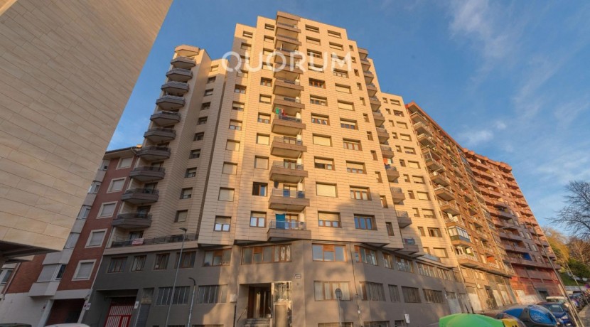 Piso Amplio y Luminoso De 3 Dorm. y 2 Baños Con Parcela de Garaje y Trastero Incluidos y Ascensor Cota 0 En Zona Ariz