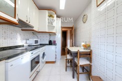Piso Amplio y Luminoso De 3 Dorm. y 2 Baños Con Parcela de Garaje y Trastero Incluidos y Ascensor Cota 0 En Zona Ariz