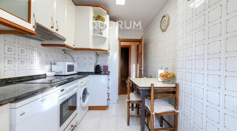 Piso Amplio y Luminoso De 3 Dorm. y 2 Baños Con Parcela de Garaje y Trastero Incluidos y Ascensor Cota 0 En Zona Ariz