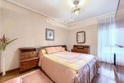 Piso Amplio y Luminoso De 3 Dorm. y 2 Baños Con Parcela de Garaje y Trastero Incluidos y Ascensor Cota 0 En Zona Ariz