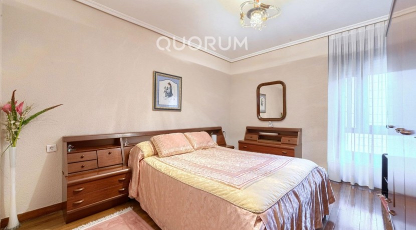 Piso Amplio y Luminoso De 3 Dorm. y 2 Baños Con Parcela de Garaje y Trastero Incluidos y Ascensor Cota 0 En Zona Ariz