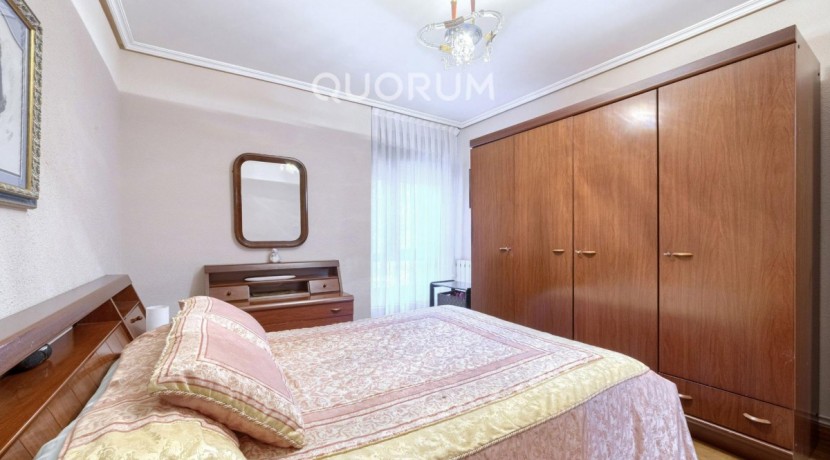 Piso Amplio y Luminoso De 3 Dorm. y 2 Baños Con Parcela de Garaje y Trastero Incluidos y Ascensor Cota 0 En Zona Ariz