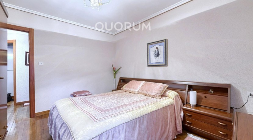 Piso Amplio y Luminoso De 3 Dorm. y 2 Baños Con Parcela de Garaje y Trastero Incluidos y Ascensor Cota 0 En Zona Ariz