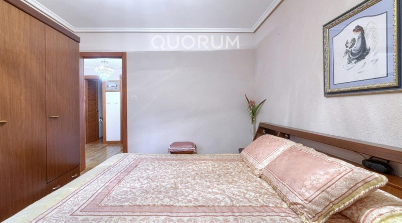 Piso Amplio y Luminoso De 3 Dorm. y 2 Baños Con Parcela de Garaje y Trastero Incluidos y Ascensor Cota 0 En Zona Ariz