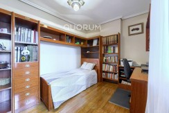 Piso Amplio y Luminoso De 3 Dorm. y 2 Baños Con Parcela de Garaje y Trastero Incluidos y Ascensor Cota 0 En Zona Ariz