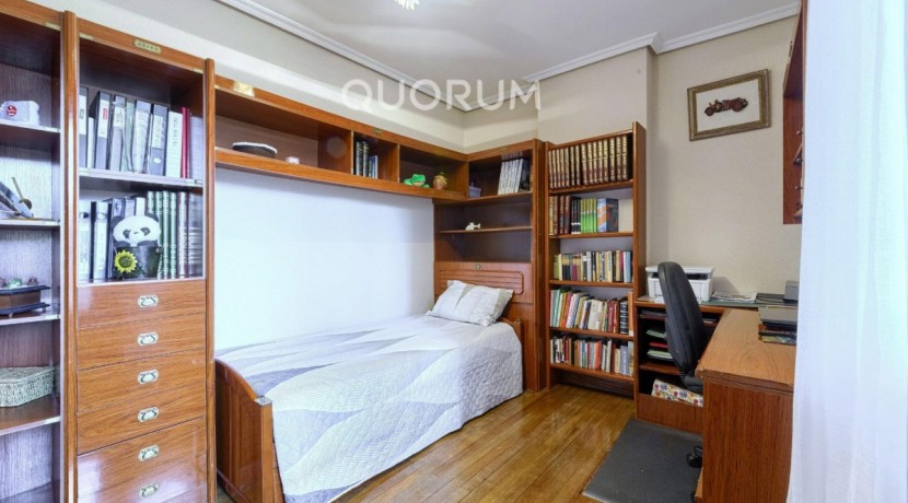 Piso Amplio y Luminoso De 3 Dorm. y 2 Baños Con Parcela de Garaje y Trastero Incluidos y Ascensor Cota 0 En Zona Ariz