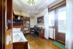 Piso Amplio y Luminoso De 3 Dorm. y 2 Baños Con Parcela de Garaje y Trastero Incluidos y Ascensor Cota 0 En Zona Ariz