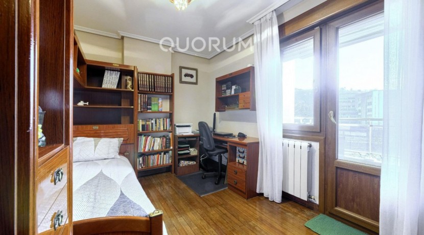 Piso Amplio y Luminoso De 3 Dorm. y 2 Baños Con Parcela de Garaje y Trastero Incluidos y Ascensor Cota 0 En Zona Ariz